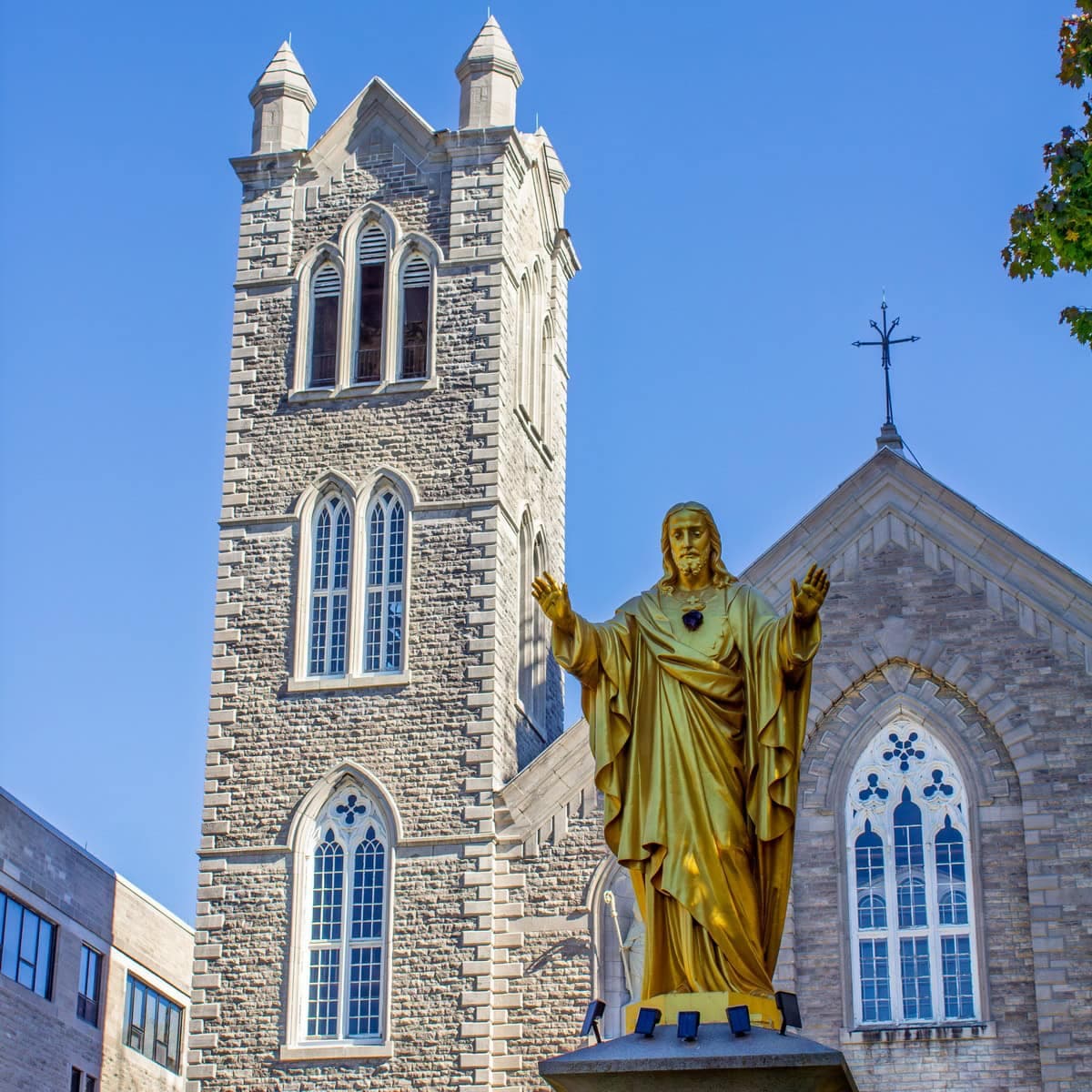 Église Saint-Laurent in Montreal with the Sacred Heart statue in front