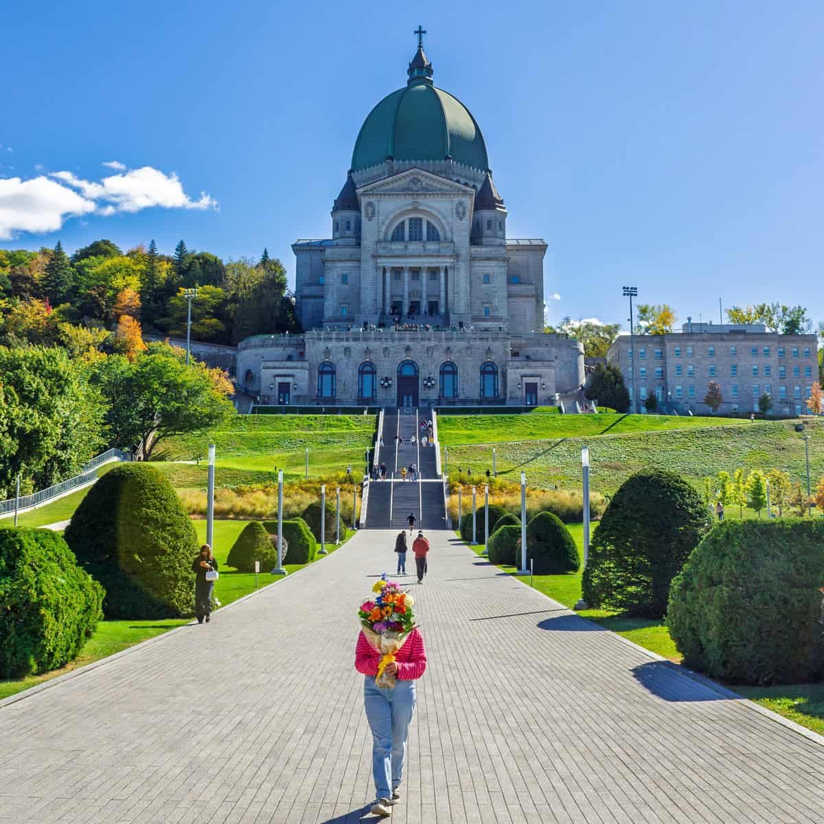 Person holding a colourful bouquet in front of Saint Joseph’s Oratory in Côte-des-Neiges, Montreal